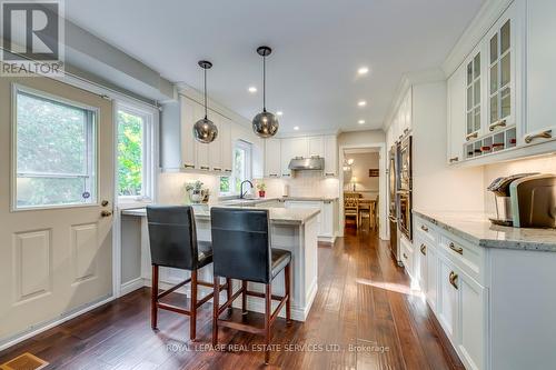 1460 Caulder Drive, Oakville, ON - Indoor Photo Showing Kitchen With Upgraded Kitchen