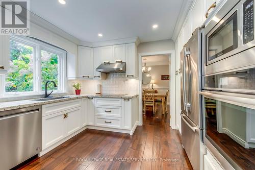 1460 Caulder Drive, Oakville, ON - Indoor Photo Showing Kitchen With Upgraded Kitchen