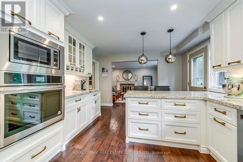 1460 Caulder Drive, Oakville, ON - Indoor Photo Showing Kitchen With Upgraded Kitchen