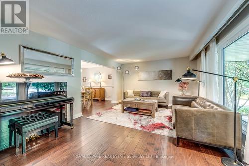 1460 Caulder Drive, Oakville, ON - Indoor Photo Showing Living Room