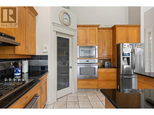 916 Skeena Drive, Kelowna, BC - Indoor Photo Showing Kitchen