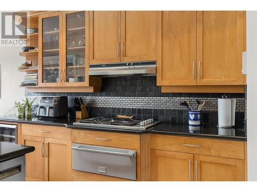 916 Skeena Drive, Kelowna, BC - Indoor Photo Showing Kitchen