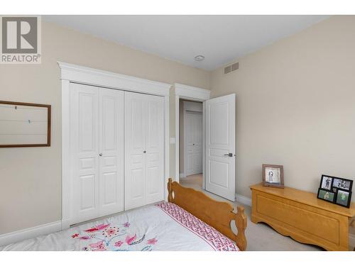 916 Skeena Drive, Kelowna, BC - Indoor Photo Showing Bedroom