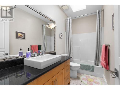 916 Skeena Drive, Kelowna, BC - Indoor Photo Showing Bathroom