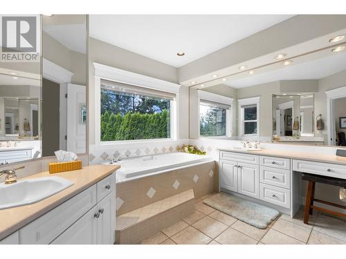 916 Skeena Drive, Kelowna, BC - Indoor Photo Showing Bathroom