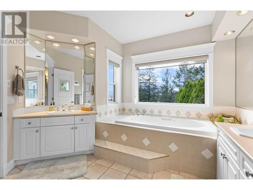 916 Skeena Drive, Kelowna, BC - Indoor Photo Showing Bathroom