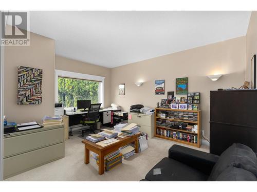 916 Skeena Drive, Kelowna, BC - Indoor Photo Showing Living Room