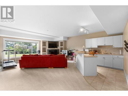 916 Skeena Drive, Kelowna, BC - Indoor Photo Showing Kitchen