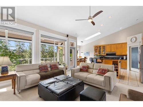 916 Skeena Drive, Kelowna, BC - Indoor Photo Showing Living Room