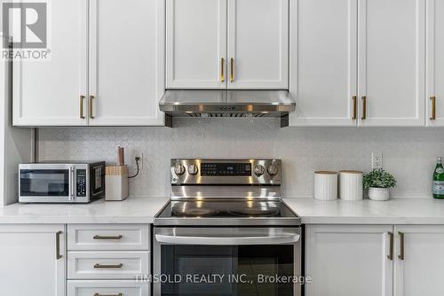 90 Memon Place, Markham, ON - Indoor Photo Showing Kitchen With Upgraded Kitchen