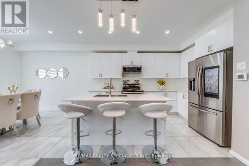 61 Tiberini Way, Bradford West Gwillimbury, ON - Indoor Photo Showing Kitchen With Double Sink With Upgraded Kitchen