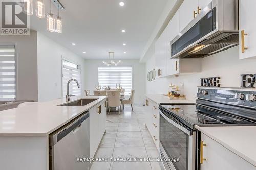 61 Tiberini Way, Bradford West Gwillimbury, ON - Indoor Photo Showing Kitchen With Upgraded Kitchen