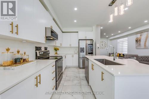 61 Tiberini Way, Bradford West Gwillimbury, ON - Indoor Photo Showing Kitchen With Upgraded Kitchen