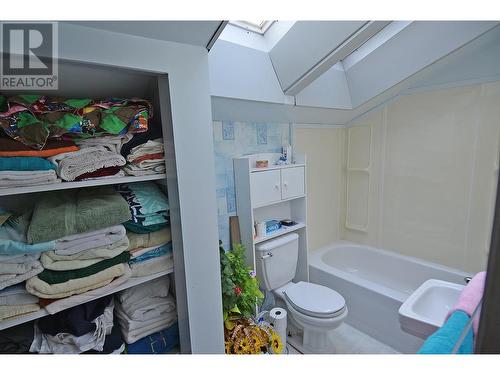 705 Giffin Avenue, Slocan, BC - Indoor Photo Showing Bathroom