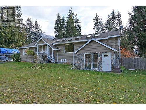 705 Giffin Avenue, Slocan, BC - Outdoor