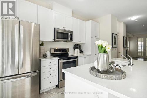 3946 Tufgar Crescent, Burlington, ON - Indoor Photo Showing Kitchen With Stainless Steel Kitchen With Upgraded Kitchen