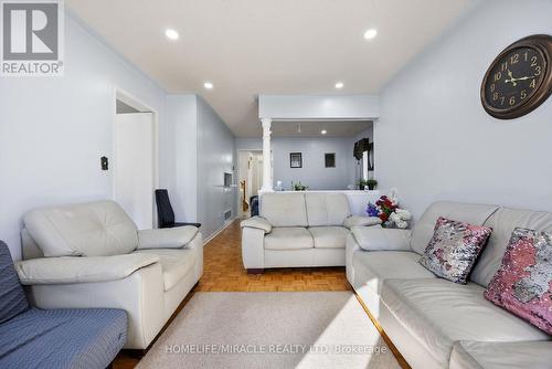 18 Amazon Court, Brampton, ON - Indoor Photo Showing Living Room