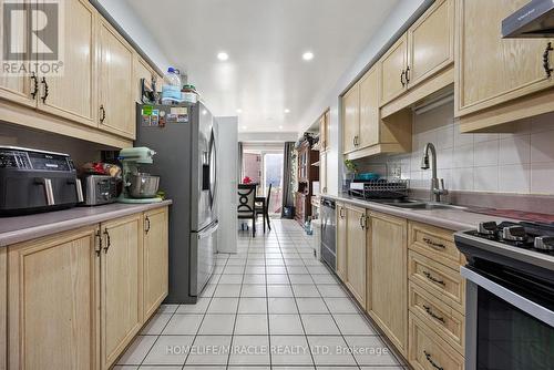 18 Amazon Court, Brampton, ON - Indoor Photo Showing Kitchen