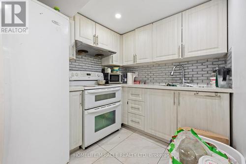 18 Amazon Court, Brampton, ON - Indoor Photo Showing Kitchen