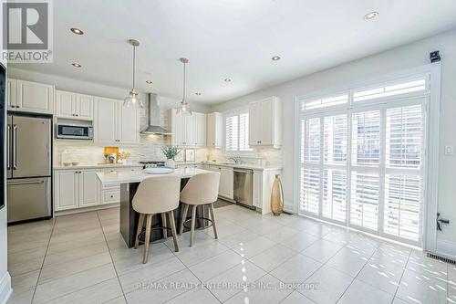 39 Lampman Crescent, Brampton, ON - Indoor Photo Showing Kitchen With Upgraded Kitchen