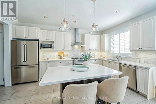 39 Lampman Crescent, Brampton, ON - Indoor Photo Showing Kitchen With Double Sink With Upgraded Kitchen