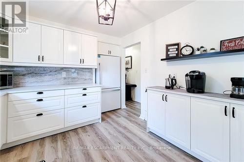 249 Fernwood Crescent, Hamilton, ON - Indoor Photo Showing Kitchen