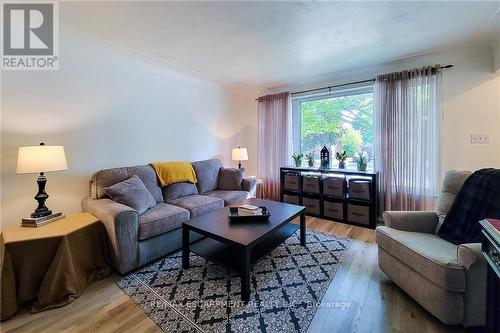 249 Fernwood Crescent, Hamilton, ON - Indoor Photo Showing Living Room