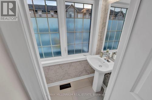 34 Mayland Trail, Hamilton, ON - Indoor Photo Showing Bathroom