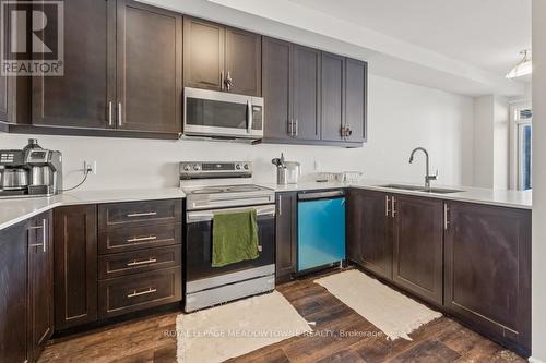 18 - 5000 Connor Drive, Lincoln, ON - Indoor Photo Showing Kitchen With Double Sink