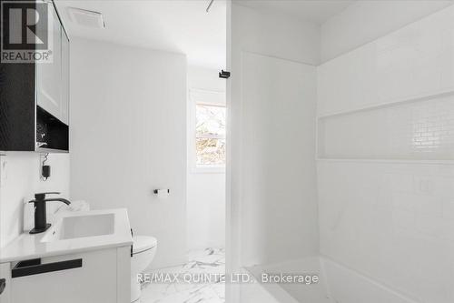 42 Highland Avenue, Belleville, ON - Indoor Photo Showing Bathroom