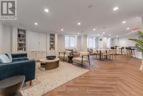 605 - 115 Richmond Street E, Toronto, ON - Indoor Photo Showing Living Room