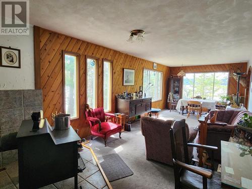 7582 Resort Road, Canim Lake, BC - Indoor Photo Showing Living Room