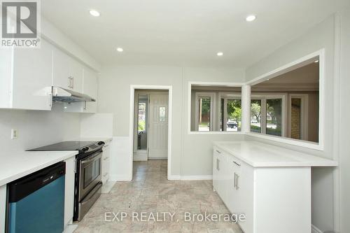 812 Kennedy Road, Toronto, ON - Indoor Photo Showing Kitchen With Upgraded Kitchen