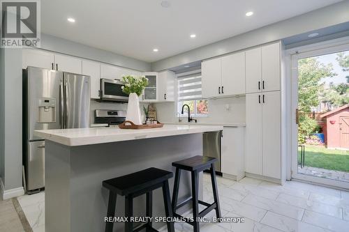 1609 Avonmore Square, Pickering, ON - Indoor Photo Showing Kitchen With Upgraded Kitchen