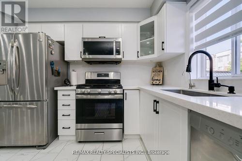 1609 Avonmore Square, Pickering, ON - Indoor Photo Showing Kitchen