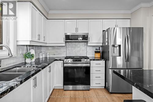 194 Thames Way, Hamilton, ON - Indoor Photo Showing Kitchen With Upgraded Kitchen