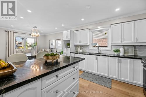 194 Thames Way, Hamilton, ON - Indoor Photo Showing Kitchen With Upgraded Kitchen