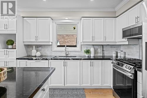 194 Thames Way, Hamilton, ON - Indoor Photo Showing Kitchen With Upgraded Kitchen