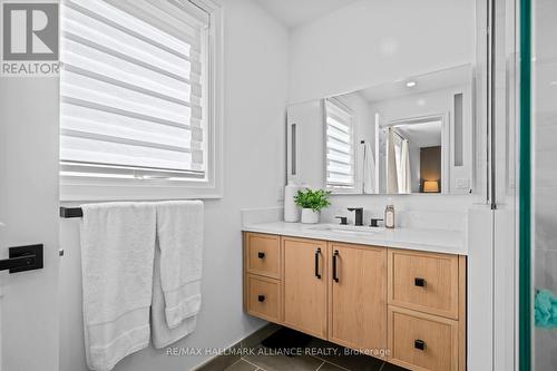 194 Thames Way, Hamilton, ON - Indoor Photo Showing Bathroom