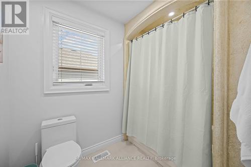 194 Thames Way, Hamilton, ON - Indoor Photo Showing Bathroom