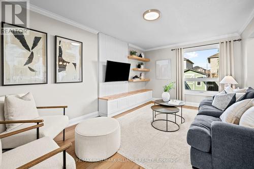 194 Thames Way, Hamilton, ON - Indoor Photo Showing Living Room