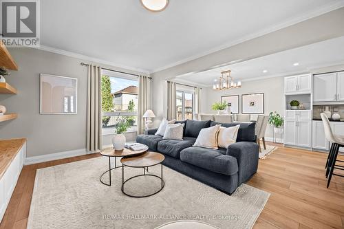 194 Thames Way, Hamilton, ON - Indoor Photo Showing Living Room