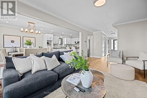 194 Thames Way, Hamilton, ON - Indoor Photo Showing Living Room