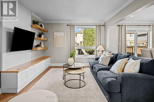 194 Thames Way, Hamilton, ON - Indoor Photo Showing Living Room