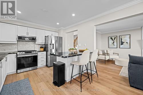 194 Thames Way, Hamilton, ON - Indoor Photo Showing Kitchen With Upgraded Kitchen