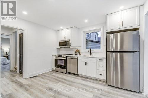 122 Kenilworth Avenue S, Hamilton, ON - Indoor Photo Showing Kitchen