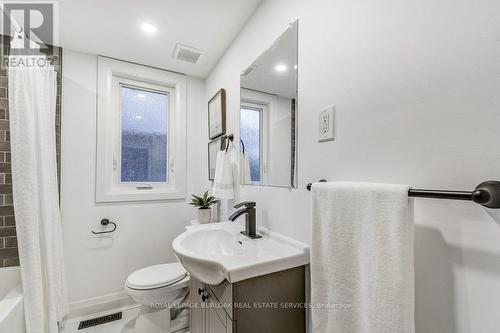 122 Kenilworth Avenue S, Hamilton, ON - Indoor Photo Showing Bathroom