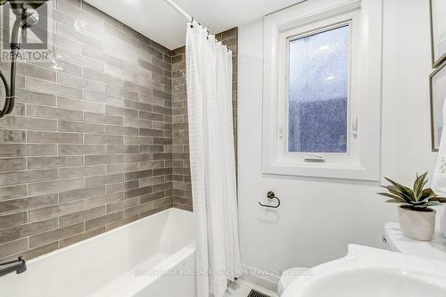 122 Kenilworth Avenue S, Hamilton, ON - Indoor Photo Showing Bathroom