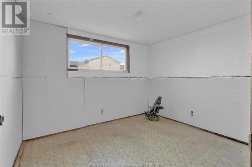 157 Fairview West, Essex, ON - Indoor Photo Showing Garage