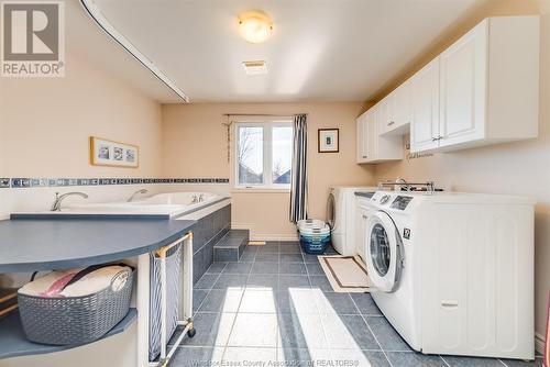 1041 Chelsea Park Way, Lakeshore, ON - Indoor Photo Showing Laundry Room